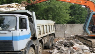 Вывоз строительного мусора с участка в Назрани недорого от 1581 руб. | 2Землекопа-Нзр